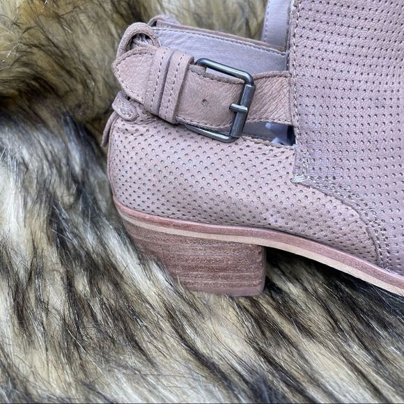 Dolce Vita Kara Suede Perforated bootie size 8 - Picture 6 of 6